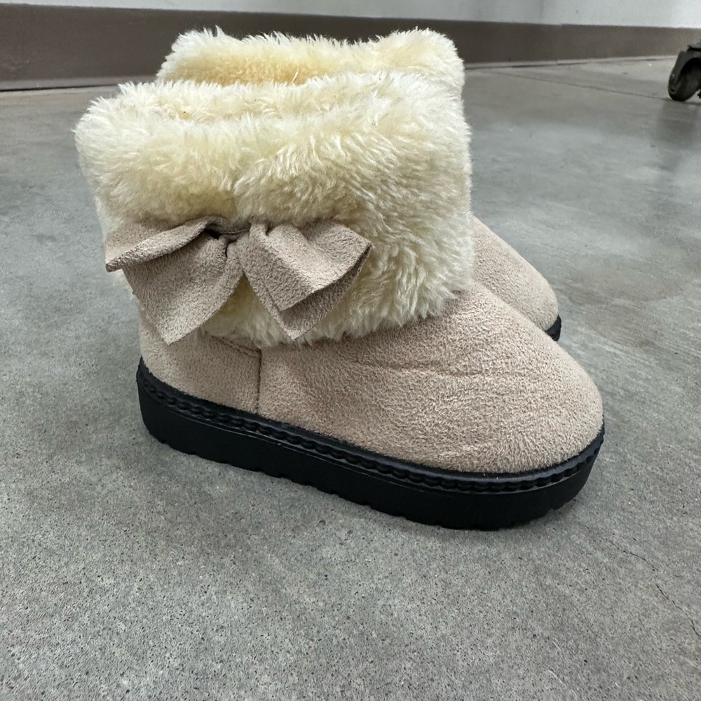 Cozy Tan Fur-Lined Girl’s Boots